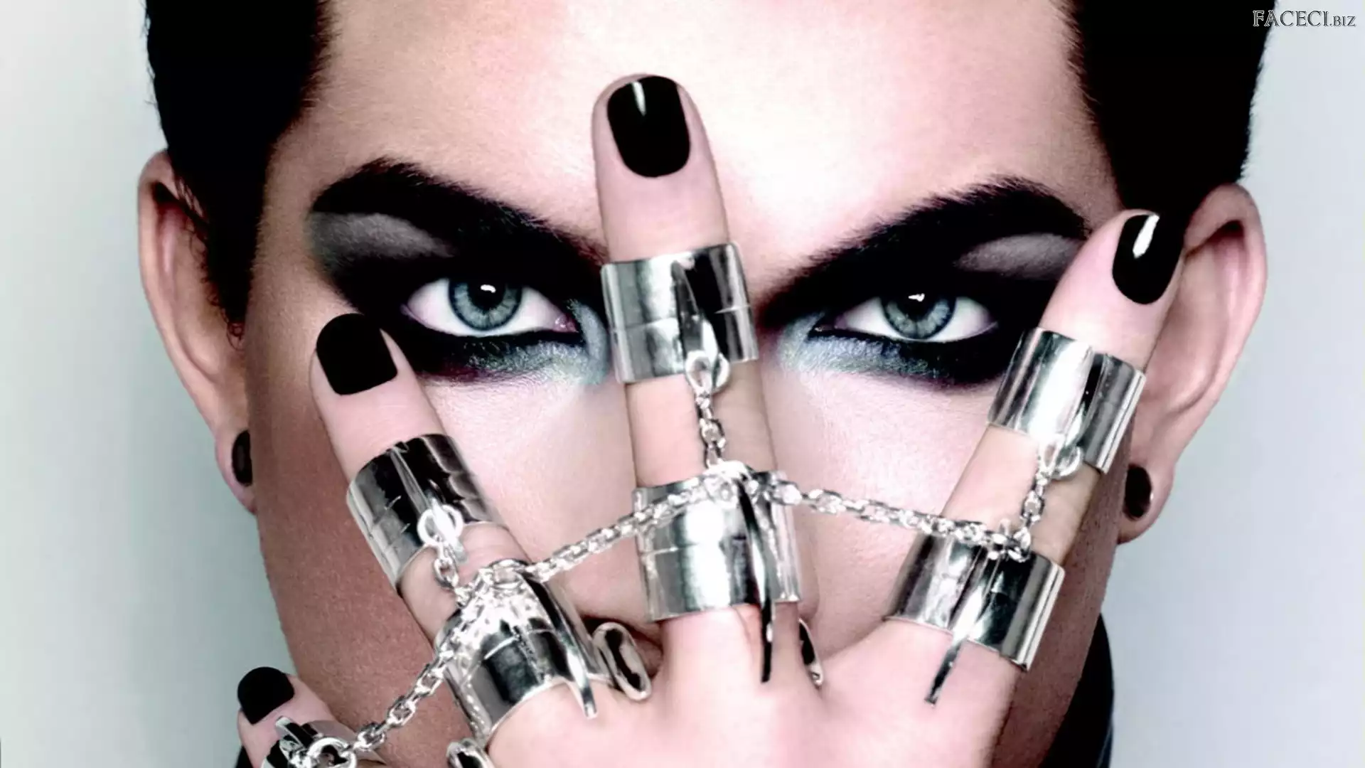 Ozdoba, Adam Lambert, Dłoń